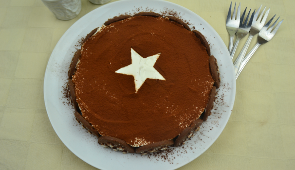 Dopo 2 ore di riposo in frigorifero, una spolverata di cacao amaro e fatta qualche decorazione con i biscotti, ecco pronta la torta pan di stelle.