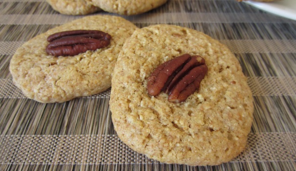 I biscotti agli anacardi con noci pecan, deliziosi e friabili, sono pronti per essere gustati.