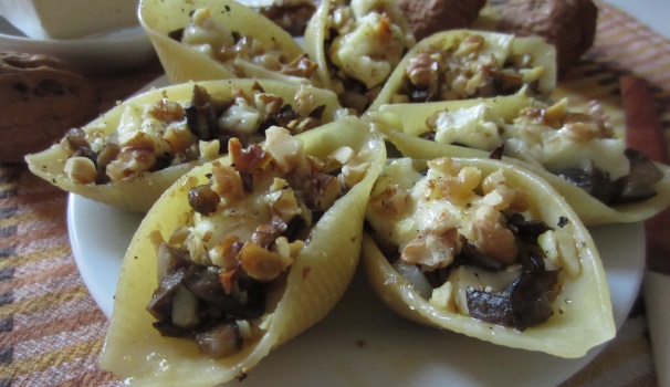 Servite i conchiglioni con porcini, brie e noci caldi oppure freddi.