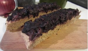 Focaccia integrale con cipolle, cavolo nero e nigella sativa buonissima Focaccia integrale con cipolle, cavolo nero e nigella sativa buonissima