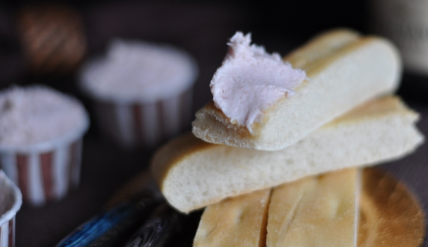 Ed ecco la mousse di prosciutto cotto pronta per accompagnare i vostri aperitivi