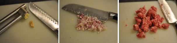 Schiacciate l’aglio e tritate lo scalogno, saranno la base del nostro piatto. Private la salsiccia della pelle poi tagliatela a pezzetti piuttosto piccoli. Sarà più semplice sfaldarla in cottura.