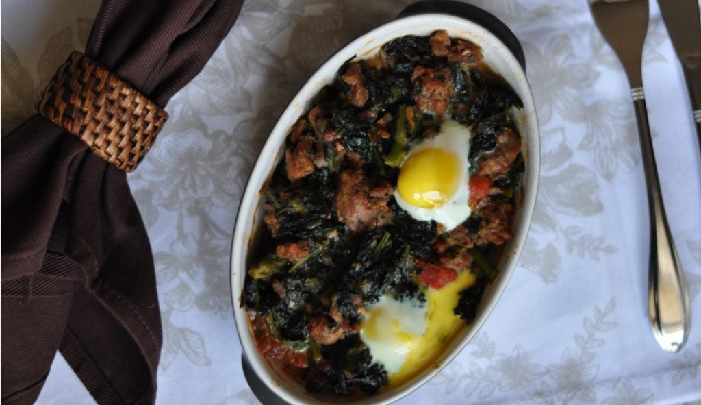 Salsiccia al forno con uova di quaglia e pomodoro titolo