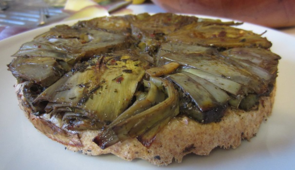 La tarte tatin con carciofi e ricotta salata è pronta per essere gustata.