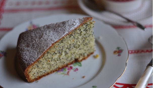 Ed ecco la torta ai semi di papavero pronta per essere portata in tavola