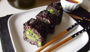Uramaki di riso nero Uramaki di riso nero