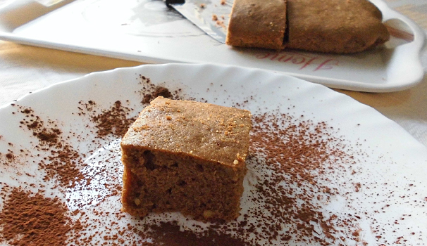 Ora potete servire il brownies senza burro al doppio cioccolato con una spolverata di cacao oppure di zucchero a velo.