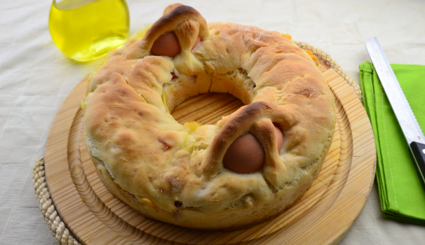 Dopo circa 20 minuti di cottura in forno a 180 gradi, ecco pronto il casatiello napoletano.