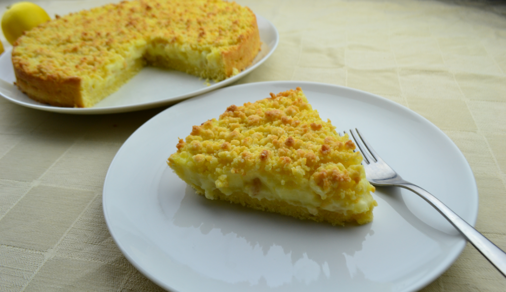 crostata sbriciolata con crema pasticcera e pinoli foto principale