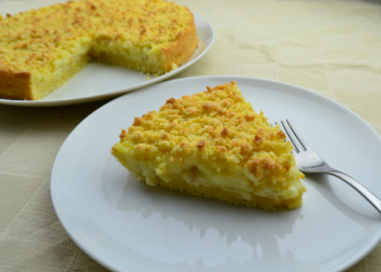 crostata sbriciolata con crema pasticcera e pinoli foto principale