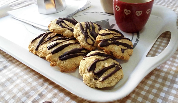 Appena il cioccolato si sarà raffreddato potete servire i vostri biscotti al cocco e cioccolato insieme ad un buon caffè oppure ad una tazza di cioccolata calda.