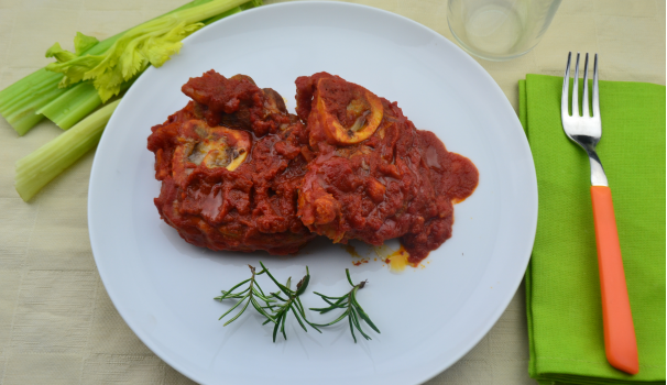 Trascorso il tempo necessario per la cottura, l’ossobuco con salsa di pomodoro è pronto da portare in tavola.