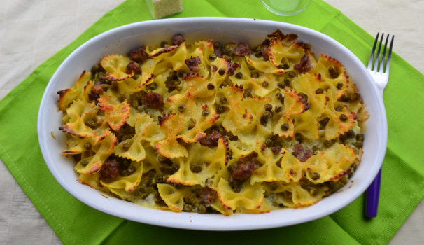 Trascorso il tempo di cottura, ecco pronta da portare in tavola la pasta al forno con piselli e salsiccia.