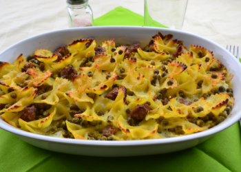 pasta al forno con piselli e salsiccia