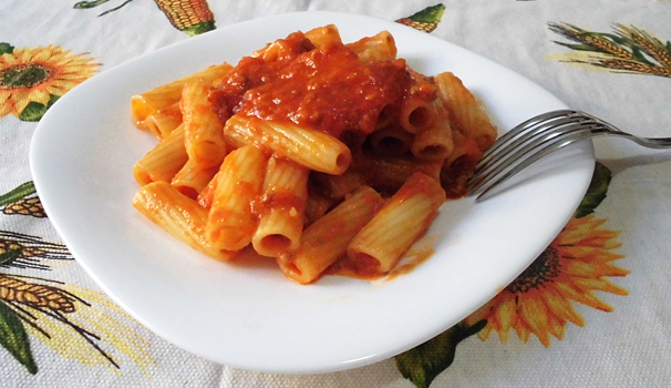 Il ragù alla bolognese con bimby è pronto per condire un bel piatto di pasta, oppure per preparazioni più complesse.