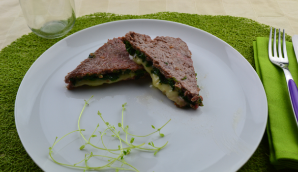 Ecco finalmente pronti i tramezzini di carne con spinaci da portare in tavola ancora belli caldi.