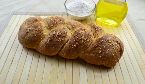 treccia di pane al sesamo foto fine procedimento