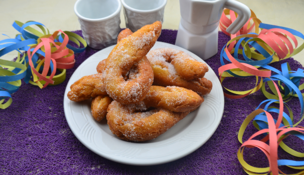 Ed ecco pronte da gustare le zeppole di Carnevale alla ricotta.