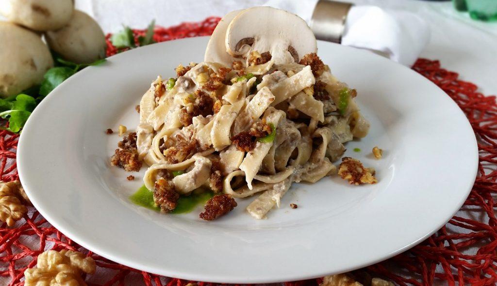 tagliatelle con crema di funghi e crumble di noci