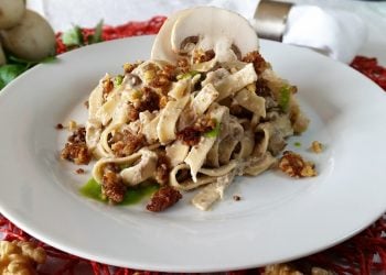 tagliatelle con crema di funghi e crumble di noci