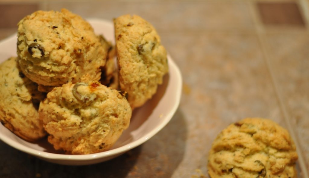 Biscotti salati con olive, capperi e pomodori secchi