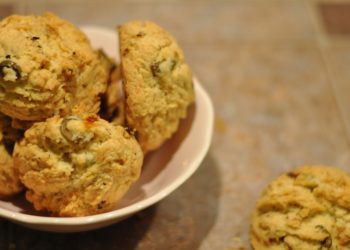 Biscotti salati con olive, capperi e pomodori secchi