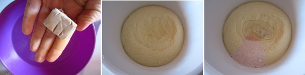 Sciogliete il lievito nell’acqua tiepida con lo zucchero. Setacciate la farina e fate un incavo nella farina. Mettete il sale, lontano dal lievito.