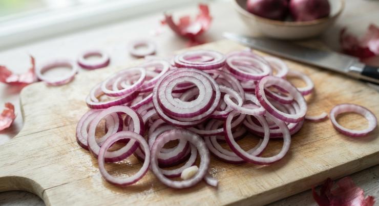 Tagliate a rondelle sottili la cipolla, privata della parte esterna. In una pentola scaldate l’olio e, a fuoco basso, iniziate a far stufare la cipolla aggiungendo il timo per aromatizzare