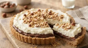 Crostata con ricotta e crema di nocciole tagliata su tagliere rustico in legno