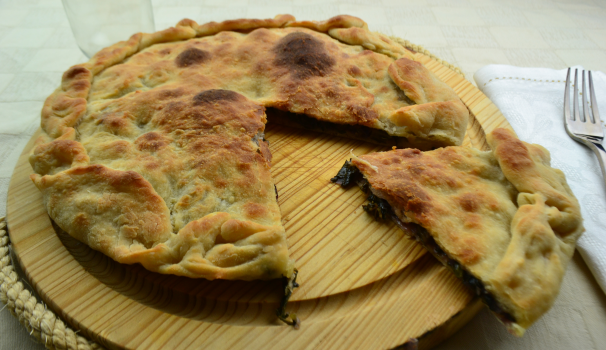 Dopo aver cotto 20 minuti in forno statico a 180 gradi, ecco pronta da gustare la focaccia rustica con cime di rapa e cipolle di Tropea.