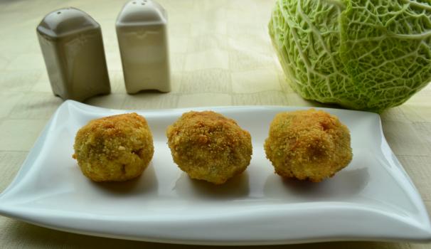 Ed ecco finalmente pronte le polpette di verza, patate e salsiccia.