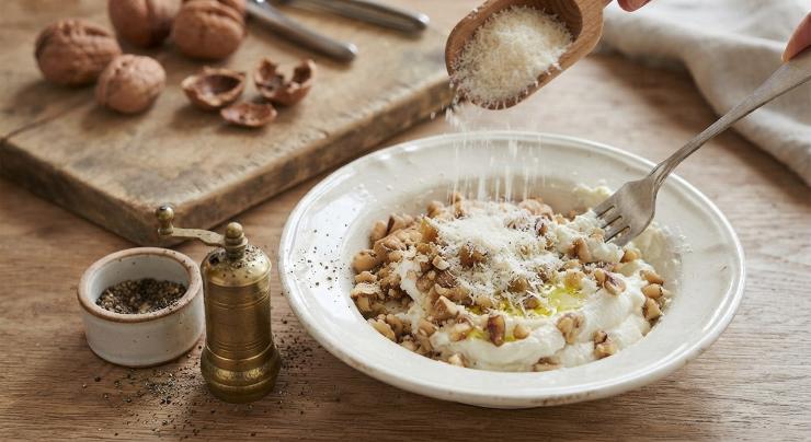 Mescolate bene con una forchetta ed aggiungete il Parmigiano, poi mettete anche l’olio extravergine di oliva. Dopo aver aggiunto una spolverata di pepe nero amalgamate bene tutti gli ingredienti.