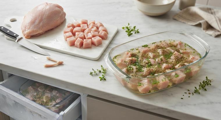 Per preparare lo spezzatino di tacchino, prendete il petto di tacchino e dopo averlo lavato, togliete l’ossicino centrale e tagliatelo a cubetti. Mettetelo in una terrina con 1 bicchiere di vino bianco, l’erba cipollina e l’origano. Lasciatelo marinare per 1 ora nei frigorifero.