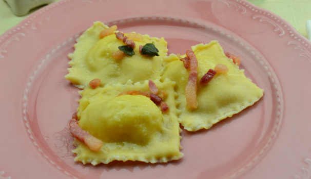 ravioli di patate e parmigiano con guanciale croccante foto fine procedimento