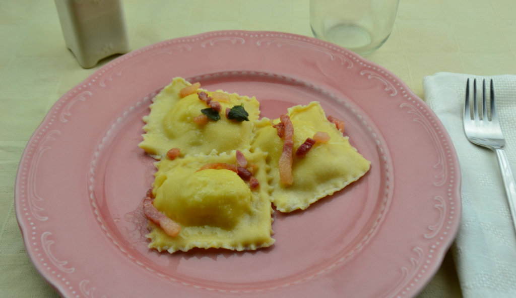 ravioli di patate e parmigiano con guanciale croccante foto principale