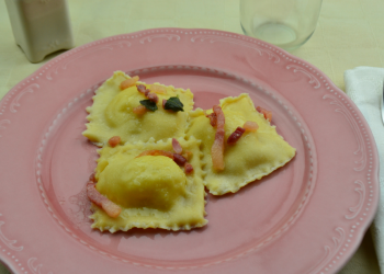 ravioli di patate e parmigiano con guanciale croccante foto principale