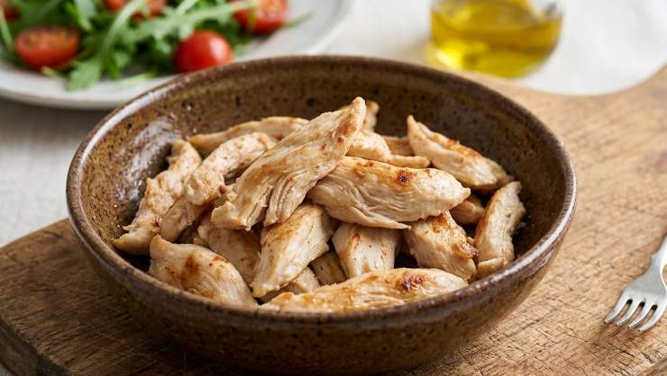 Fate raffreddare il pollo e sminuzzatelo con le dita a straccetti. Condite i piselli, mais e carote con il succo di mezzo lime. Aggiungete l’uvetta.