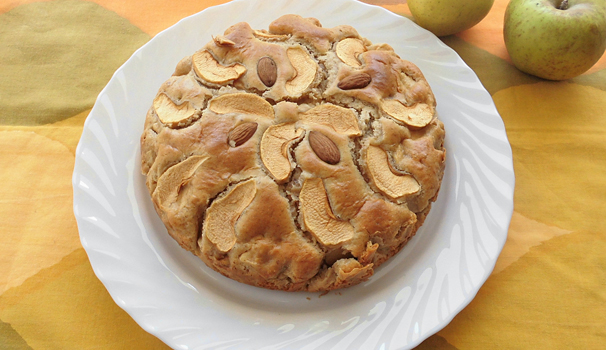 Una volta raffreddata, spostate la torta di mele con bimby su un vassoio ed eliminate la carta forno. Se preferite servitela con una spolverata di zucchero a velo.