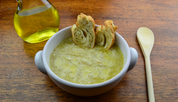 Dopo una bella spolverata di Parmigiano, la zuppa di cipolle è pronta da portare in tavola.