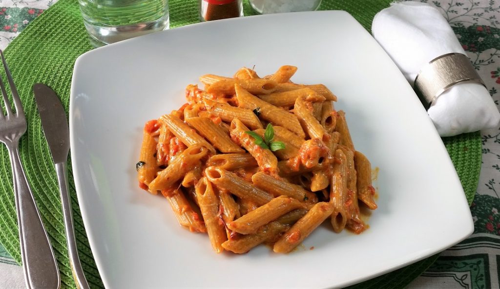 pasta con salsa di peperoni arrosto e robiola