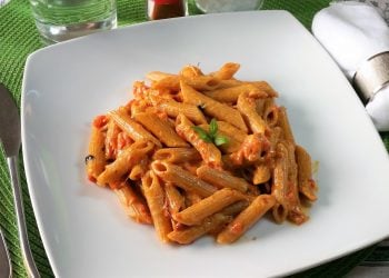 pasta con salsa di peperoni arrosto e robiola