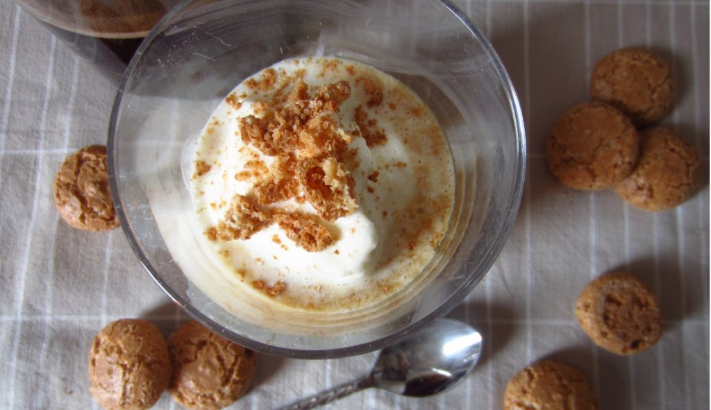 Frozen yogurt con amaretti e caffe