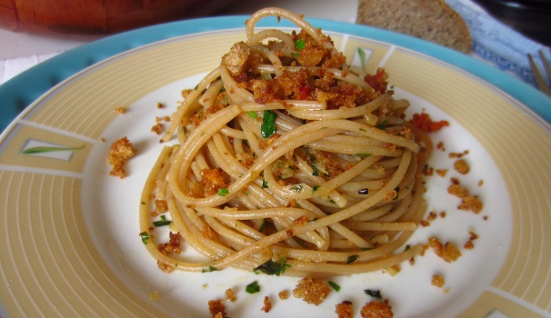 La pasta con la mollica è pronta per essere servita.