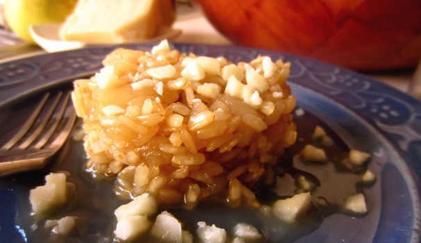 Il risotto con pere, formaggio e fava tonka è pronto per essere servito.