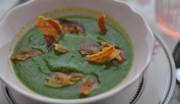 Ed ecco la vellutata di zucchine con pancetta croccante pronta per essere servita!