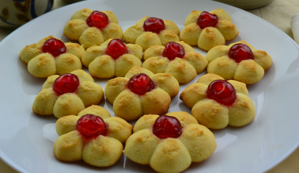 Dopo aver cotto in forno caldo a 180 gradi per 15 minuti, ecco pronti i vostri bellissimi biscotti di frolla montata.