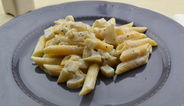 Dopo una spolverata di pepe nero, la vostra pasta con il topinambur è pronta per essere gustata.