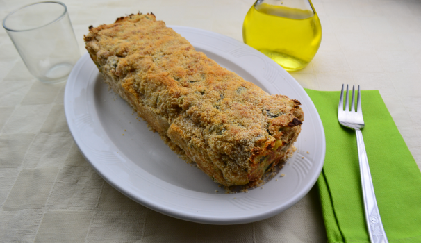 Dopo aver cotto in forno a 180 gradi per 20 minuti, ecco pronto il polpettone di zucchine.