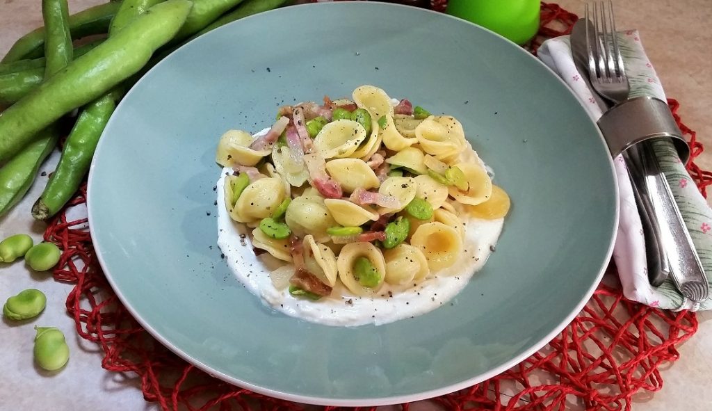 Impiattamento finale: pasta con fave, guanciale e pecorino