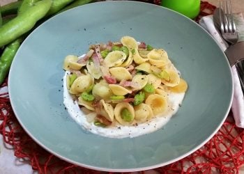 Impiattamento finale: pasta con fave, guanciale e pecorino